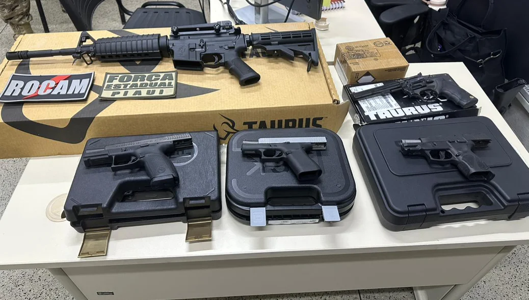 Fuzil e pistolas apreendidas durante operação em Teresina