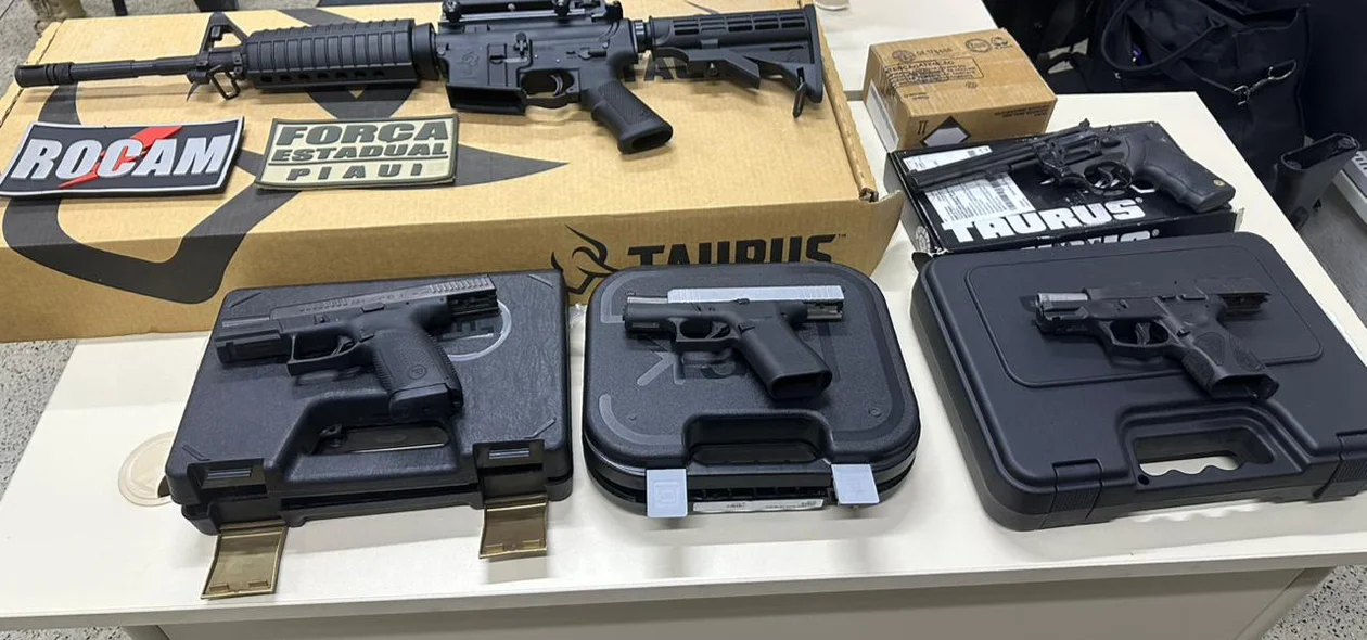 Fuzil e pistolas apreendidas durante operação em Teresina