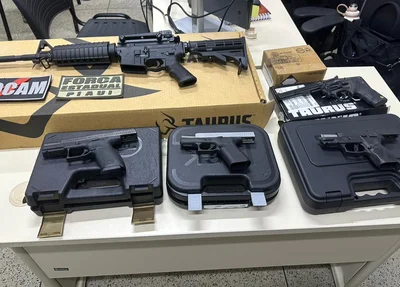 Fuzil e pistolas apreendidas durante operação em Teresina