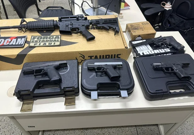 Fuzil e pistolas apreendidas durante operação em Teresina