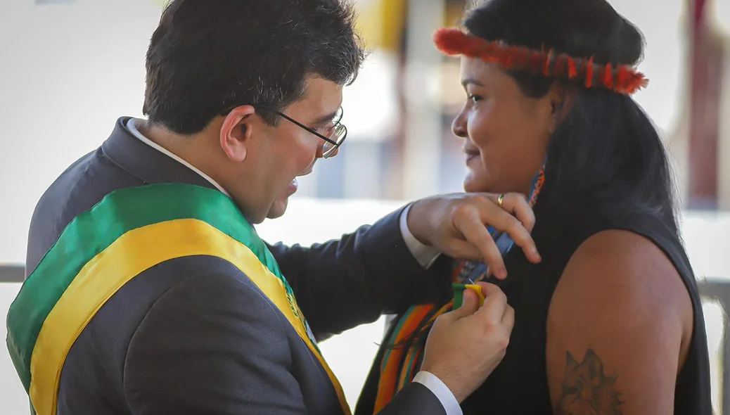 Governador entregando medalha