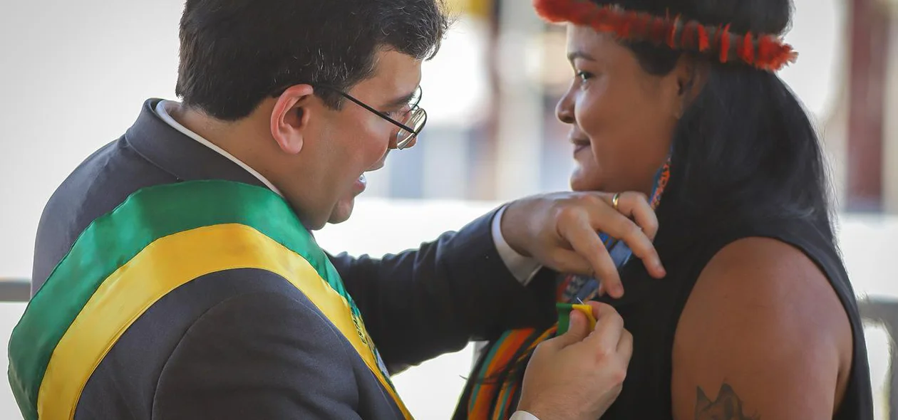 Governador entregando medalha
