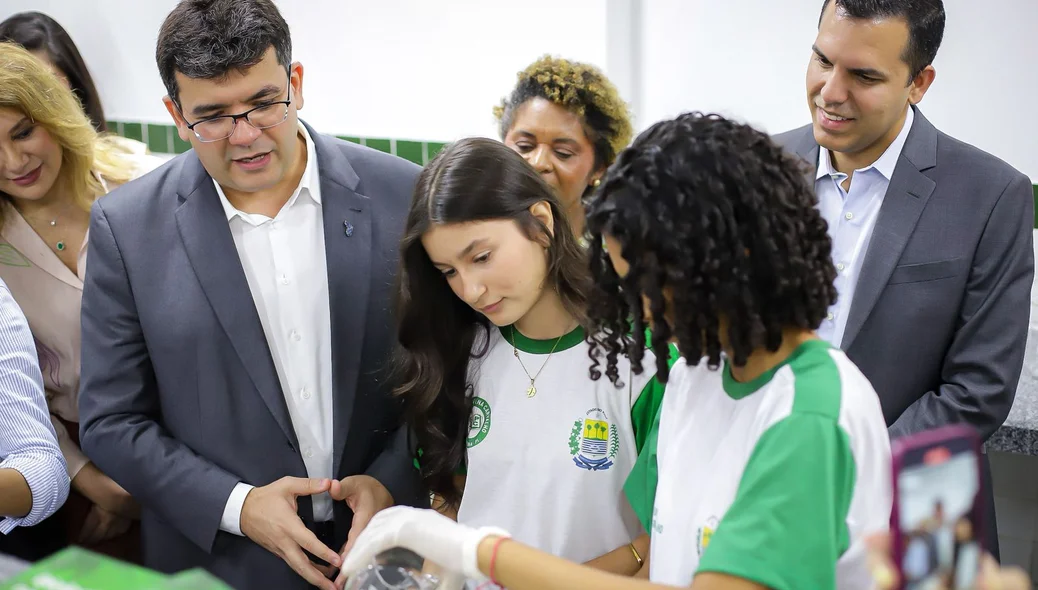 Governador Rafael Fonteles com alunos da rede pública