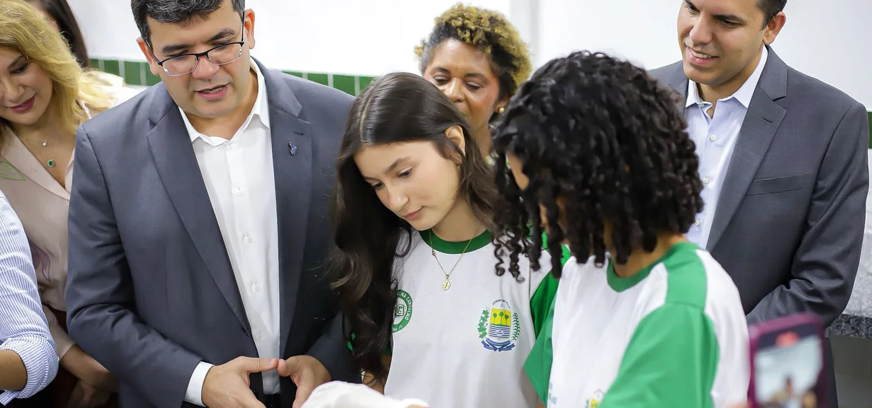 Governador Rafael Fonteles com alunos da rede pública