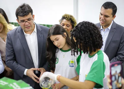 Governador Rafael Fonteles com alunos da rede pública
