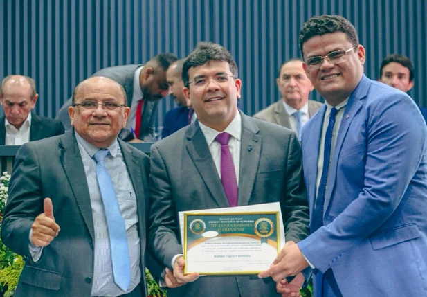 Governador Rafael Fonteles recebe título de cidadão Florianense