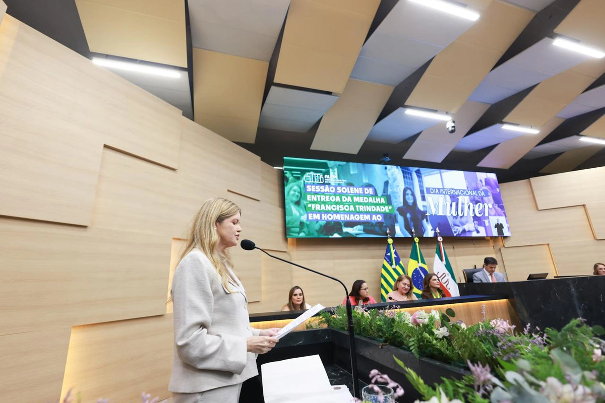Gracinha Mão Santa discursando na Alepi