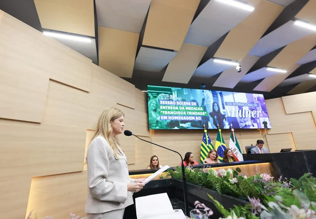 Gracinha Mão Santa discursando na Alepi