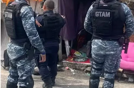 Guarda Municipal de Fortaleza prestando auxílio a mulher