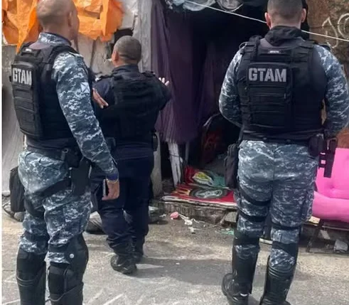Guarda Municipal de Fortaleza prestando auxílio a mulher