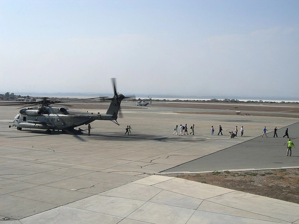 Helicóptero dos fuzileiros navais dos EUA na Base Aérea de Acrotíri
