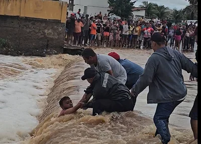 Homem sendo resgatado ao tentar travessia em passagem molhada na cidade de Simões