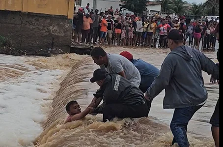 Homem sendo resgatado ao tentar travessia em passagem molhada na cidade de Simões