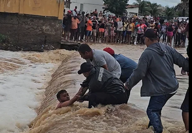 Homem sendo resgatado ao tentar travessia em passagem molhada na cidade de Simões