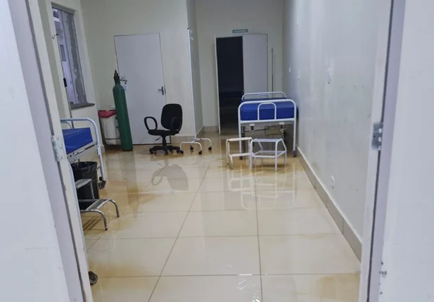 Hospital de Corrente ficou alagado com água e dejetos de fossa