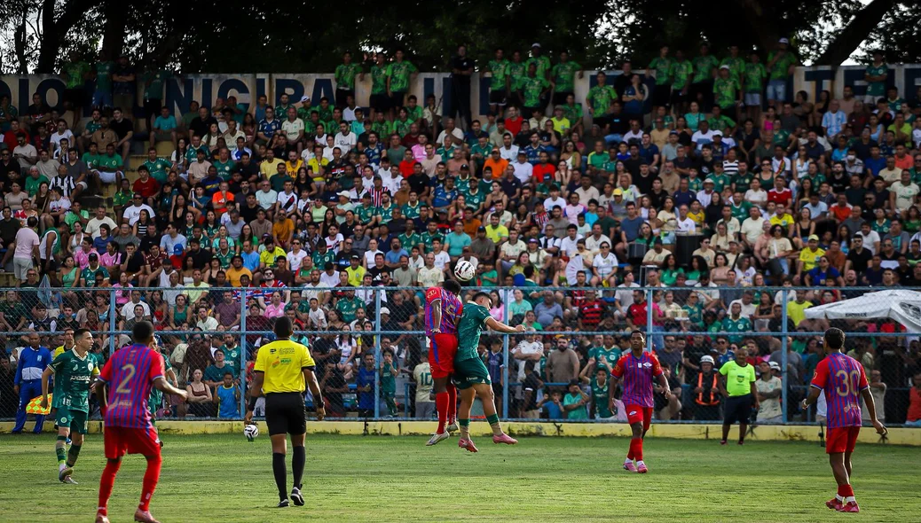 Jogadores disputam a bola na final do Estadual 2026
