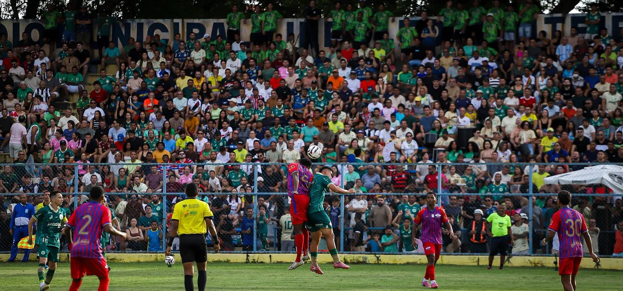 Jogadores disputam a bola na final do Estadual 2026