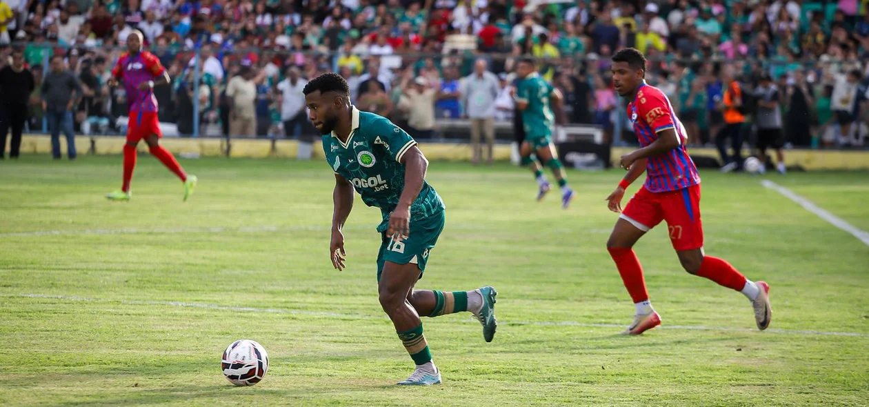 Jogadores do Piauí e CAP em campo