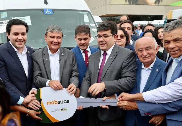 Júlio César participa da entrega de veículos para os municípios