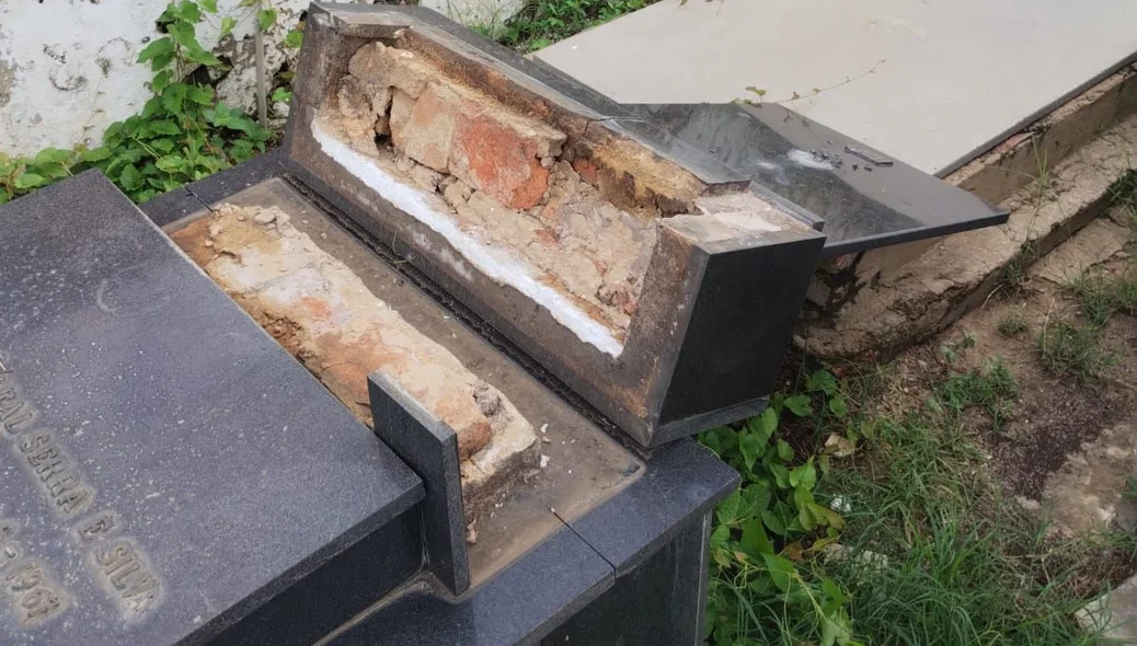 Lápide destruída no cemitério