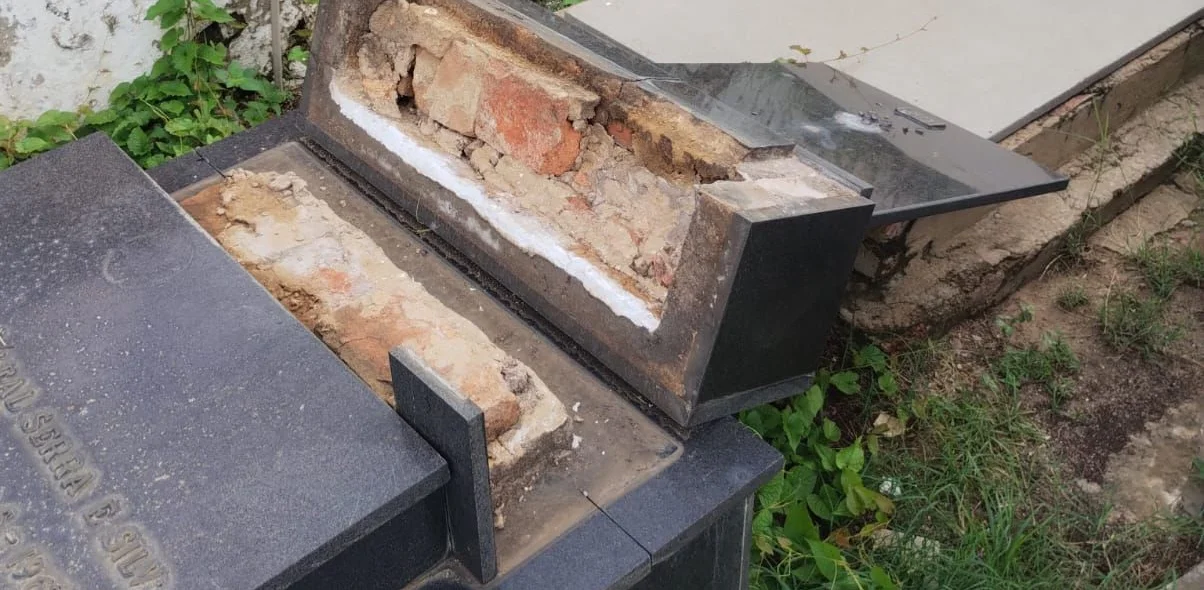 Lápide destruída no cemitério