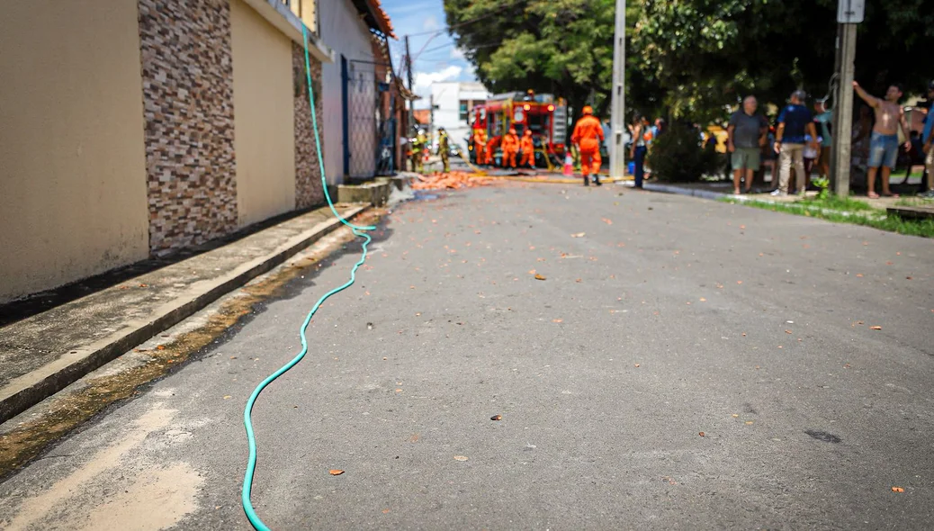 Mangueira utilizada por vizinho para combater as chamas
