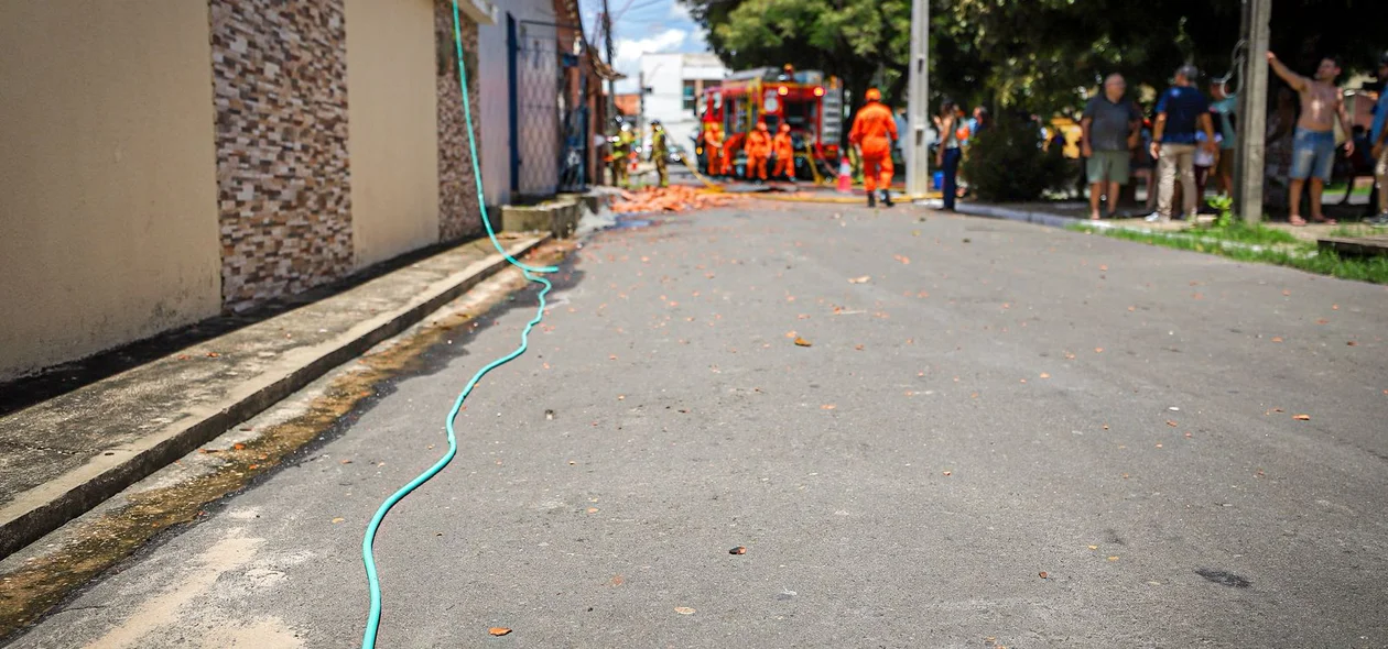 Mangueira utilizada por vizinho para combater as chamas