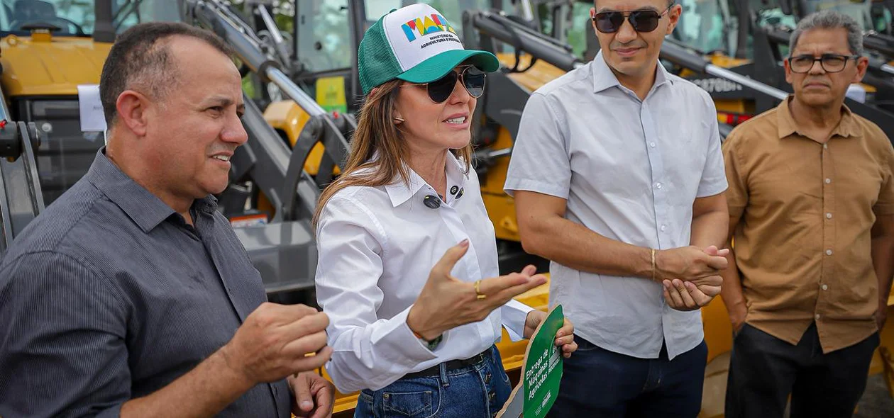 Maquinários foram entregues no Parque de Exposições