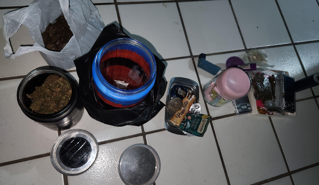 Material e drogas apreendidos