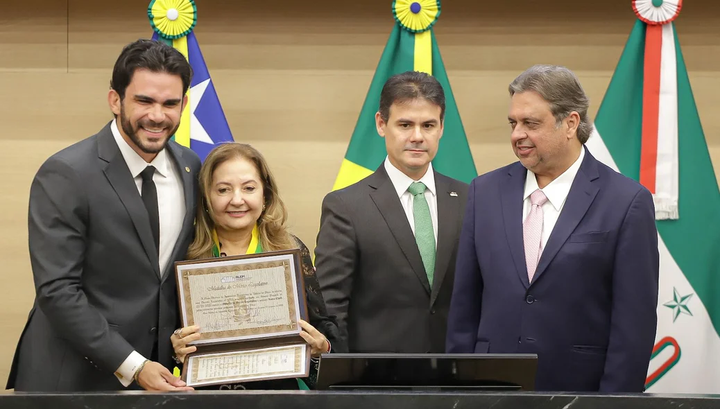 Medalha do Mérito Legislativo concedida a ministra Liana Chaib