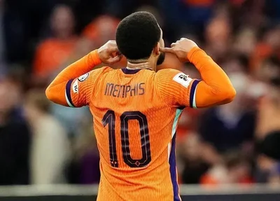 Memphis Depay marcou de pênalti contra a Finlândia nas Eliminatórias da Copa