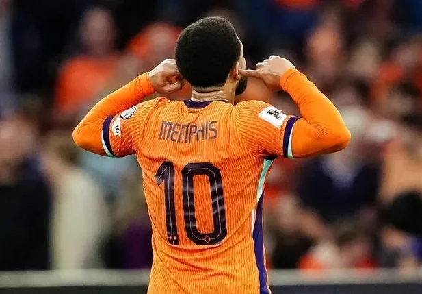 Memphis Depay marcou de pênalti contra a Finlândia nas Eliminatórias da Copa