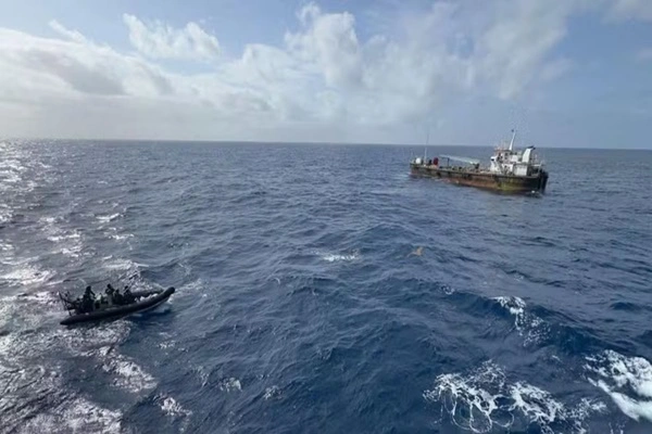 Navio à deriva