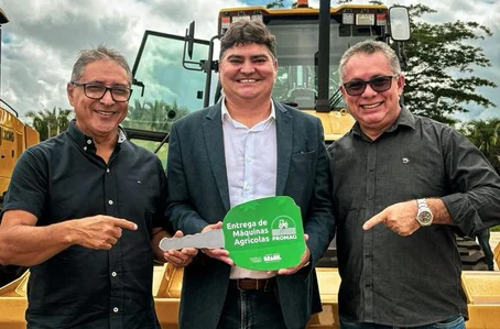 Nazária recebe nova retroescavadeira para reforçar obras e agricultura