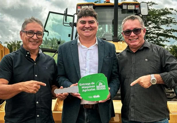 Nazária recebe nova retroescavadeira para reforçar obras e agricultura