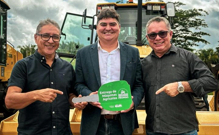 Nazária recebe nova retroescavadeira para reforçar obras e agricultura