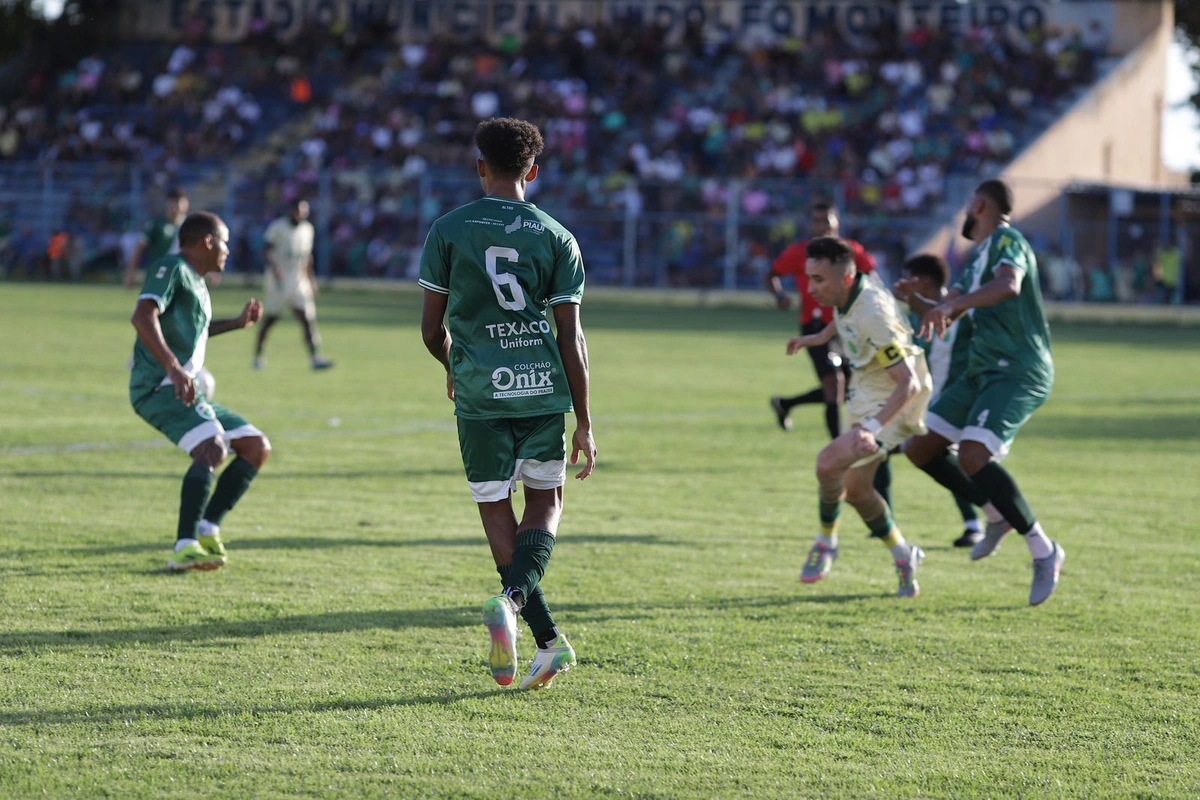 O jogo ocorreu no estádio Lindolfo Monteiro