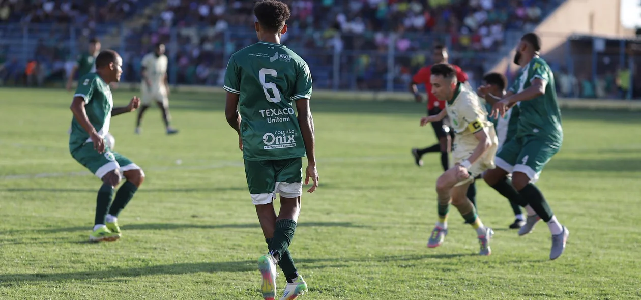 O jogo ocorreu no estádio Lindolfo Monteiro