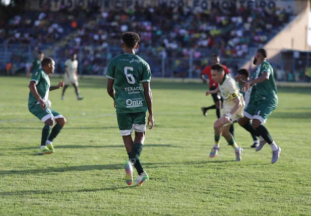 O jogo ocorreu no estádio Lindolfo Monteiro