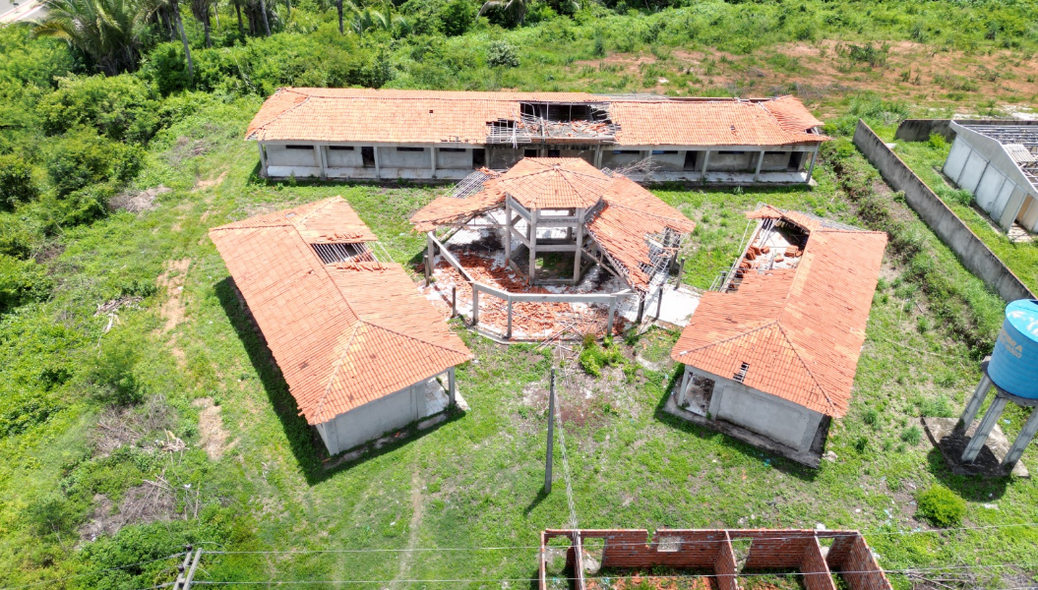 Obra abandonada em Esperantina