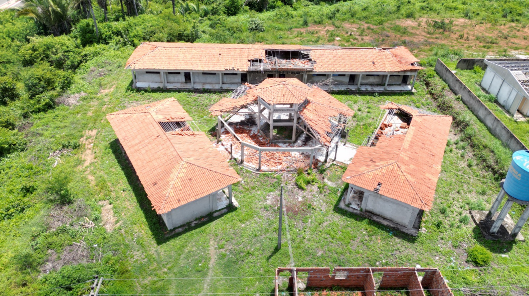 Obra abandonada em Esperantina