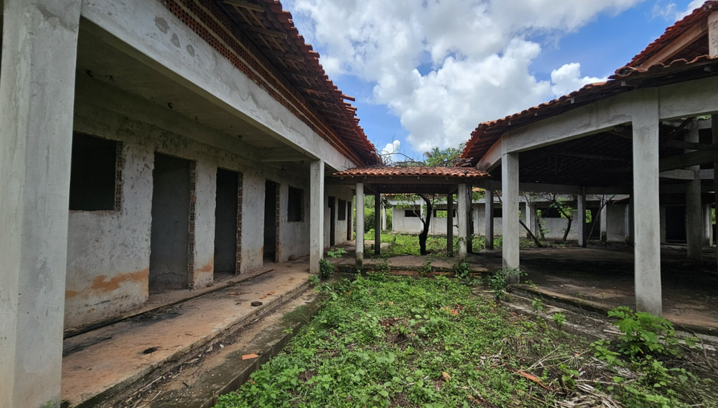 Obra foi abandonada em gestão anterior