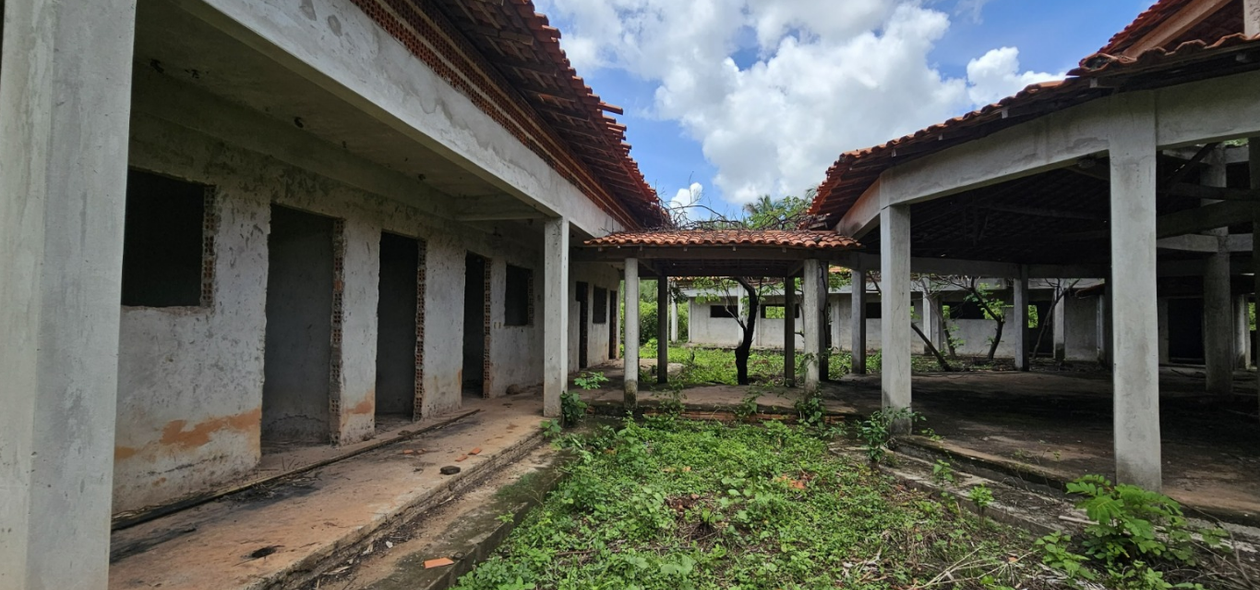 Obra foi abandonada em gestão anterior