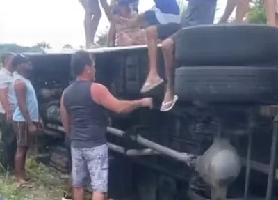 Passageiros tentando sair do ônibus