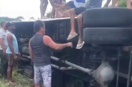 Passageiros tentando sair do ônibus