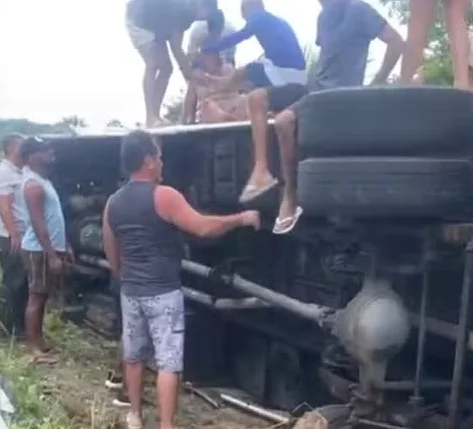 Passageiros tentando sair do ônibus