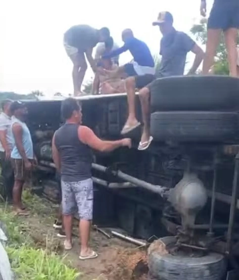 Passageiros tentando sair do ônibus