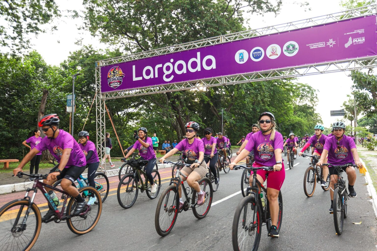 Pedalada mobiliza população pelo fim da violência contra a mulher em Teresina