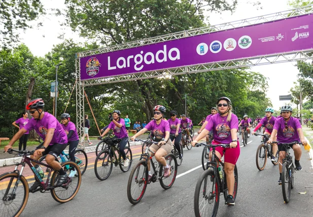Pedalada mobiliza população pelo fim da violência contra a mulher em Teresina