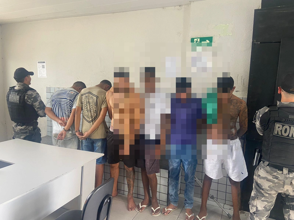 Polícia Militar conduz seis suspeitos por usar casa abandonada como ponto de tráfico no Dirceu